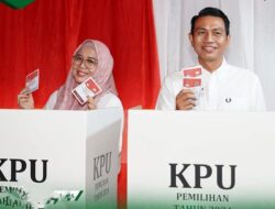 Bupati Fadhil Arief dan Istri Gunakan Hak Suara di TPS 06 Rengas Condong Muarabulian