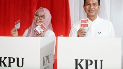 Bupati Fadhil Arief dan Istri Gunakan Hak Suara di TPS 06 Rengas Condong Muarabulian